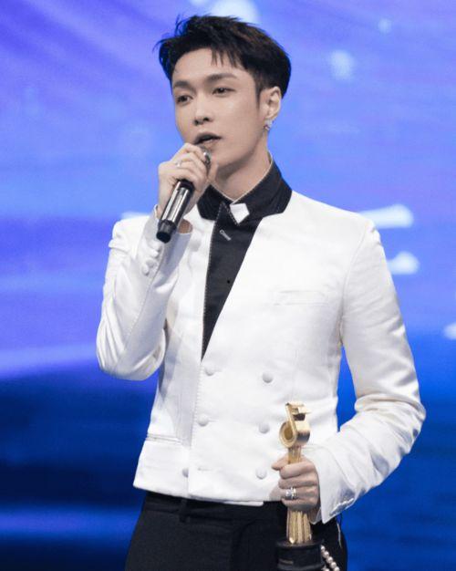 张艺兴娱乐吃瓜